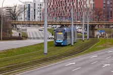 <p>Projekt zakłada poprawę istniejącej sieci tramwajowej, modernizację rozjazd&oacute;w, wymiany trakcji, poprawę jakości stanu torowisk.<br /><br />W ramach programu w roku 2025 prowadzone będą prace związane z modernizacją sieci trakcyjnych oraz torowisk m.in: w ul. Kosmonaut&oacute;w, wymianą rozjazd&oacute;w na skrzyżowaniu placu Powstańc&oacute;w Wielkopolskich z ul. Trzebnicką, budową mijanki tramwajowej przy ul. Przyjaźni, modernizacją torowiska na ulicy Podwale od Jana Pawła II do pl. Orląt Lwowskich,&nbsp; modernizacją torowiska w ul. Piotra Skargi od placu Dominikańskiego do ul. Teatralnej, modernizacją przejazdu na skrzyżowaniu ul. Oławskiej Podwale, modernizacją przejazdu na skrzyżowaniu ul. Powstańc&oacute;w Śląskich i Jastrzębiej, modernizacją przejazdu na skrzyżowaniu al. Armii Krajowej z ul. Tarnogajską, modernizacją przejazdu na skrzyżowaniu ul. Tarnogajskiej z ul. Klimasa. <br /><br />Planowane jest także zlecenie sporządzenia dokumentacji projektowych dla zadań przewidzianych do realizacji w najbliższej perspektywie czasowej z branży torowej i sieci trakcyjnej.</p>