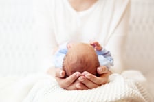 <h2>Dodatkowy urlop macierzyński - ile dni przysługuje</h2>
<p>Zgodnie z nowelizacją Kodeksu pracy długość dodatkowego urlopu będzie zależna od: wieku ciążowego dziecka w momencie narodzin, jego masy urodzeniowej oraz czasu hospitalizacji.</p>
<p>Wymiar urlopu może wynosić maksymalnie 8 lub 15 tygodni.</p>