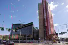 <p>Budynek Arkad Wrocławskich zasłonięty rusztowaniem</p>