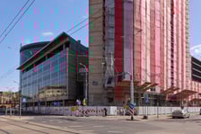 <p>Budynek Arkad Wrocławskich zasłonięty rusztowaniem</p>