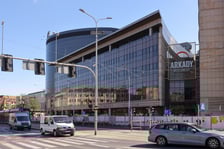 <p>Budynek Arkad Wrocławskich za budowlanym ogrodzeniem</p>
