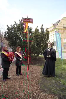 <p>Uroczystości związane z upamiętnieniem księdza Dietricha Bonhoeffera we Wrocławiu&nbsp; &ndash; na zdjęciu przewodnicząca Rady Miejskiej Agnieszka Rybczak i radny Jarosław Krauze&nbsp;</p>