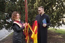 <p>Uroczystości związane z upamiętnieniem księdza Dietricha Bonhoeffera we Wrocławiu na zdjęciu przewodnicząca Rady Miejskiej Agnieszka Rybczak i ksiądz Karol Długosz</p>