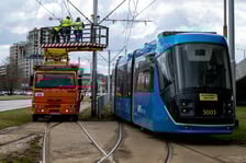 Połamane pantografy na pl. Społecznym i Wyszyńskiego.  Tramwaje mają objazdy