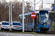Połamane pantografy na pl. Społecznym i Wyszyńskiego.  Tramwaje mają objazdy