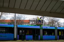 Połamane pantografy na pl. Społecznym i Wyszyńskiego.  Tramwaje mają objazdy