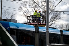 Połamane pantografy na pl. Społecznym i Wyszyńskiego.  Tramwaje mają objazdy