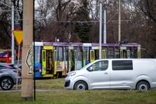 Połamane pantografy na pl. Społecznym i Wyszyńskiego.  Tramwaje mają objazdy