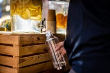<p>Wrocławska kran&oacute;wka przechodzi rygorystyczne badania i jest o wiele tańsza niż woda butelkowa. Poza tym, zmniejsza produkcję plastiku</p>