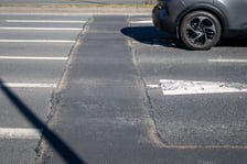 <p>Jedna z pierwszych pozimiowych dziur załatanych w mieście - rejon skrzyżowania ulic Popowickiej i Milenijnej&nbsp;&nbsp;</p>
