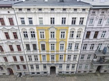 <p>Ulica Miernicza zmienia charakter - już nie przedstawia wojennego krajobrazu, za to emanuje kunsztowną myślą dawnych architekt&oacute;w</p>