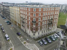 <p>Ulica Miernicza zmienia charakter - już nie przedstawia wojennego krajobrazu, za to emanuje kunsztowną myślą dawnych architekt&oacute;w</p>