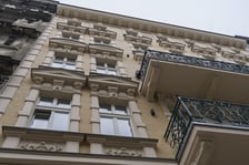 <p>Ulica Miernicza zmienia charakter - już nie przedstawia wojennego krajobrazu, za to emanuje kunsztowną myślą dawnych architekt&oacute;w</p>