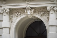 <p>Ulica Miernicza zmienia charakter - już nie przedstawia wojennego krajobrazu, za to emanuje kunsztowną myślą dawnych architekt&oacute;w</p>