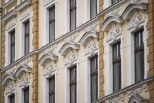 <p>Ulica Miernicza zmienia charakter - już nie przedstawia wojennego krajobrazu, za to emanuje kunsztowną myślą dawnych architekt&oacute;w</p>