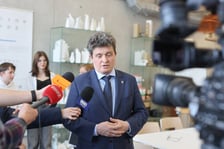 <p>Wrocławska podstaw&oacute;wka nawiązała wsp&oacute;łpracę z Akademią Sztuk Pięknych - konferencja prasowa 27.03.2025.</p>
<p>Na zdjęciu wiceprezydent Wrocławia Ryszard Kessler.</p>