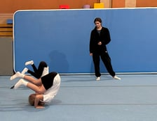 Pierwszoklasiści z Zespołu Szkolno-Przedszkolnego numer 18 we Wrocławiu na zajęciach w ramach programu "Wrocławski Mały Akrobata"