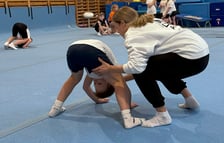 Pierwszoklasiści z Zespołu Szkolno-Przedszkolnego numer 18 we Wrocławiu na zajęciach w ramach programu "Wrocławski Mały Akrobata"