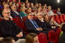 <p>Premiera spotu reklamowego CH Zajezdnia w Kinie Nowe Horyzonty, wśr&oacute;d publiczności z lewej m.in. Tomasz Janoś, dyrektor&nbsp;Wrocławskiego Centrum Akademickiego, Jarosław Krauze, radny miejski Wrocławia i Jakub Mazur, wiceprezydent Wrocławia</p>
