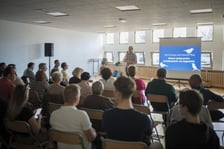 Spotkanie informacyjne w Zespole Szkolno-Przedszkolnym nr 25 przy ul. Asfaltowej poświęcone zmianom w kursowaniu autobusów po otwarciu trasy na Jagodno