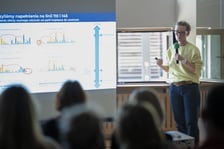 <p>Monika Kozłowska-Święconek z Biura Zr&oacute;wnoważonej Mobilności w Urzędzie Miejskim. Spotkanie informacyjne w Zespole Szkolno-Przedszkolnym nr 25 przy ul. Asfaltowej poświęcone zmianom w kursowaniu autobus&oacute;w po otwarciu trasy na Jagodno</p>