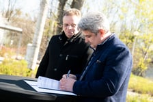 <p>Sławomir Kanik i Piotr Paś, podpisanie umowy na projekt trasy tramwajowej przez Klecinę (4 kwietnia 2025 roku)</p>