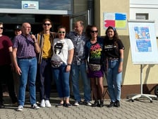 <p>Zesp&oacute;ł Centrum Sektor 3 przed wejściem do budynku, zdjęcie archiwalne</p>