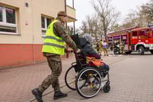 <p>Ewakuacja mieszkańc&oacute;w DPS w ramach ćwiczeń słuzb i programy Bezpieczny Wrocław</p>