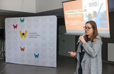 <p>Konsultacje Strategii Wrocław 2050 z młodzieżą. Stadion Olimpijski, 10.04.2025. Przy mikrofonie Hanna Achremowicz&nbsp;</p>