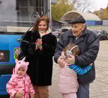 Roman Kroczak w dniu swoich setnych urodzin prowadził tramwaj na zajezdni Ołbin
