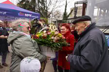 Roman Kroczak w dniu swoich setnych urodzin prowadził tramwaj na zajezdni Ołbin