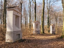 <p>Trzy kapliczki Kalwarii Trzebnickiej</p>