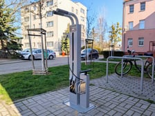 Dodatkowe nasadzenia zieleni, stacje do naprawy rowerów gotowe do użytku na osiedlach TBS Wrocław
