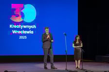 <p>Gala 30 Kreatywnych Wrocław 2025. Na scenie Magdalena Okulowska, prezes zarządu ARAW S.A. oraz wiceprezes sp&oacute;łki Adrian Staniszewski</p>