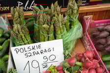 <p>Szparagi na wrocławskich targowiskach są już dostępne</p>