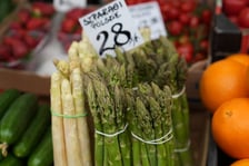 <p>Szparagi na wrocławskich targowiskach są już dostępne</p>