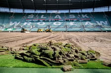 Wymiana murawy na stadionie Tarczyński Arena we Wrocławiu