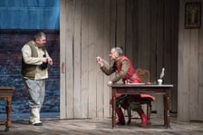 Scena ze spektaklu "Zemsta" we Wrocławskim Teatrze Komedia. Zdjęcie archiwalne