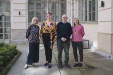 Na dziedzińcu budynku antropologii Uniwersytetu Wrocławskiego stoją od lewej: profesor Magdalena Ratajczak, doktorantka Natalia Pietruszka, profesor Paolo De Stefani z Padwy oraz Urszula Broda, kierowniczka Biura Współpracy Międzynarodowej  UWr.