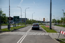 Przejazd wydzieloną trasą autobusową na Jagodno i słynna linia kolejowa nr 285, która przez lata uniemożliwiała budowę torowiska