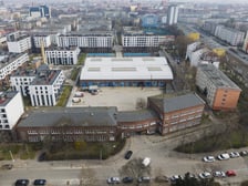 <p>Hala (w głębi, z niebieskimi drzwiami) pod nową siedzibę BWA Wrocław, marzec 2025</p>