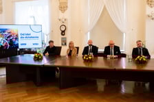<p>Konferencja w gabinecie prezydenta Jacka Sutryka poświęcona rozwojowi branży gastronomicznej we Wrocławiu</p>