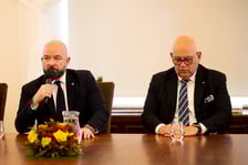 <p>Konferencja w gabinecie prezydenta Jacka Sutryka poświęcona rozwojowi branży gastronomicznej we Wrocławiu &ndash; na zdjęciu prezydent Jacek Sutryk i Maciej Dobrzyniecki&nbsp;</p>