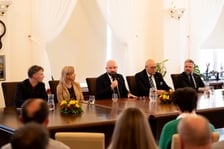 <p>Konferencja w gabinecie prezydenta Jacka Sutryka poświęcona rozwojowi branży gastronomicznej we Wrocławiu</p>