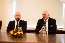 <p>Konferencja w gabinecie prezydenta Jacka Sutryka poświęcona rozwojowi branży gastronomicznej we Wrocławiu &ndash; na zdjęciu prezydent Jacek Sutryk i Maciej Dobrzyniecki (przy mikrofonie)</p>