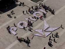 Napis POKÓJ i duży żuraw na placu Wolności, 8 maja 2025