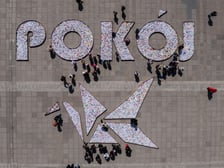 Napis POKÓJ i duży żuraw na placu Wolności, 8 maja 2025