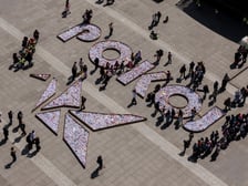 Napis POKÓJ i duży żuraw na placu Wolności, 8 maja 2025