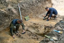 Prace archeologiczne specjalistów z Pracowni POMOST na cmenatrzu na Krzykach
