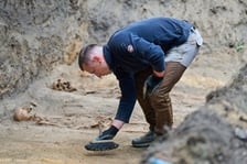 Prace archeologiczne specjalistów z Pracowni POMOST na cmenatrzu na Krzykach